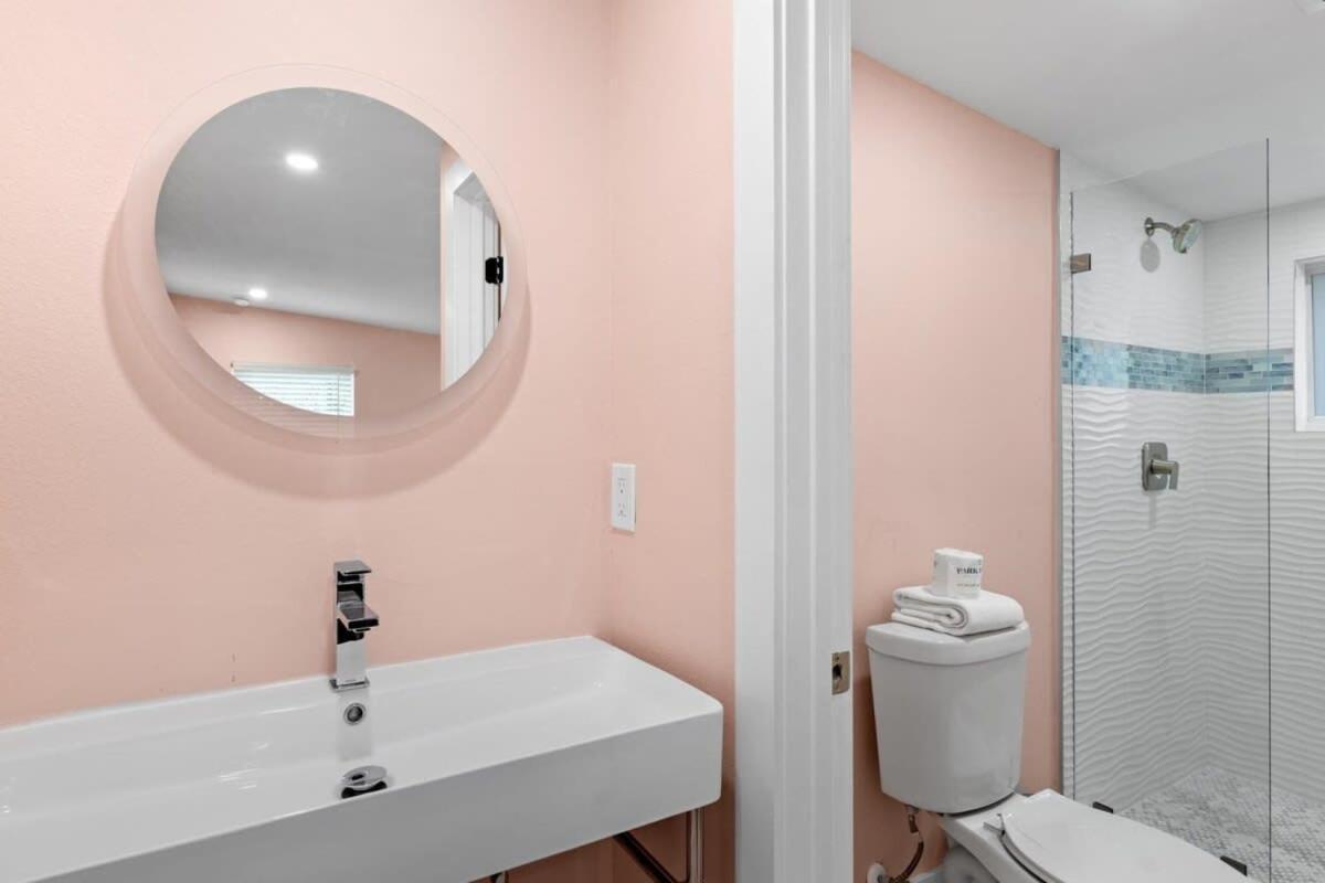 Charming Suite With Balcony And Bikes At Historic Sandpiper Inn 새니벨 외부 사진