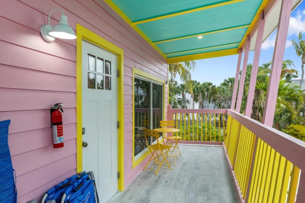 Charming Suite With Balcony And Bikes At Historic Sandpiper Inn 새니벨 외부 사진