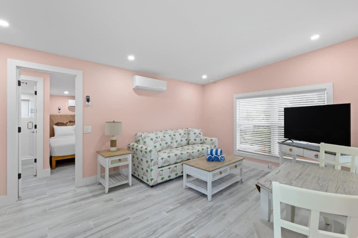 Charming Suite With Balcony And Bikes At Historic Sandpiper Inn 새니벨 외부 사진