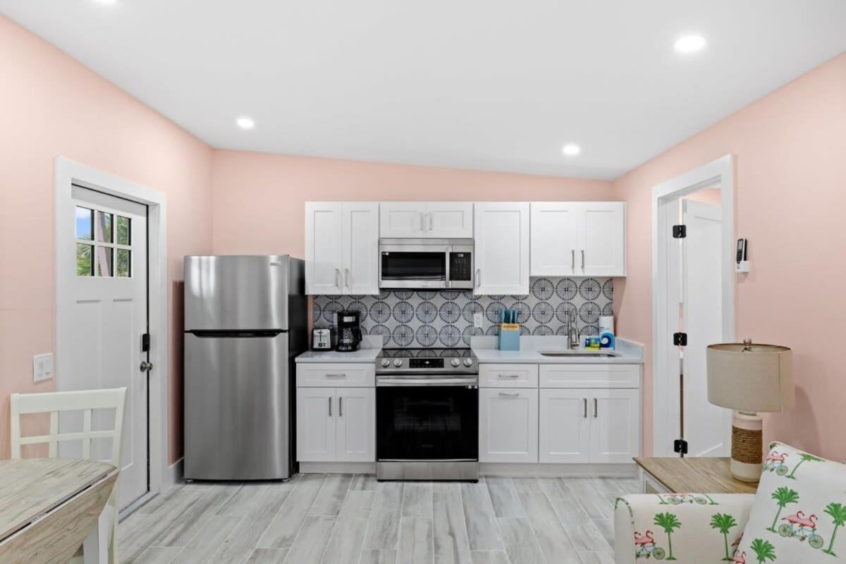 Charming Suite With Balcony And Bikes At Historic Sandpiper Inn 새니벨 외부 사진