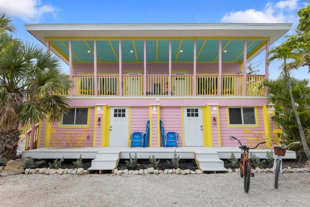 Charming Suite With Balcony And Bikes At Historic Sandpiper Inn 새니벨 외부 사진