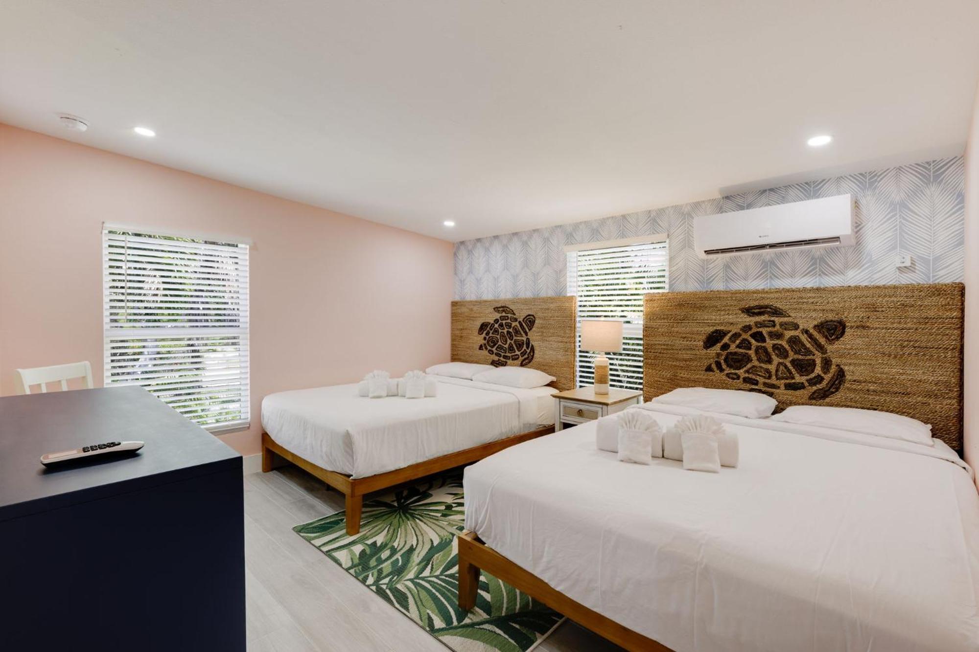 Charming Suite With Balcony And Bikes At Historic Sandpiper Inn 새니벨 외부 사진