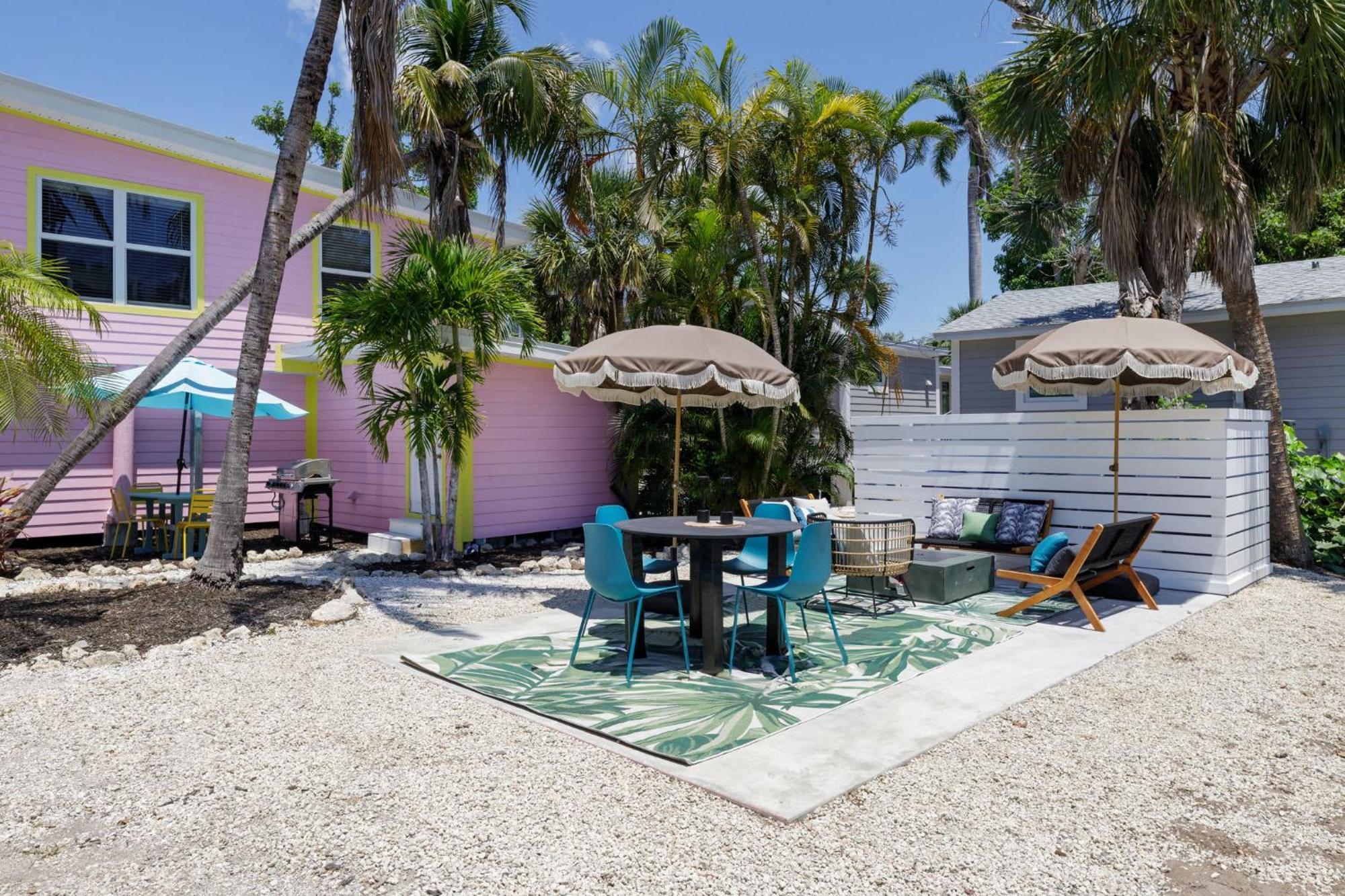 Charming Suite With Balcony And Bikes At Historic Sandpiper Inn 새니벨 외부 사진