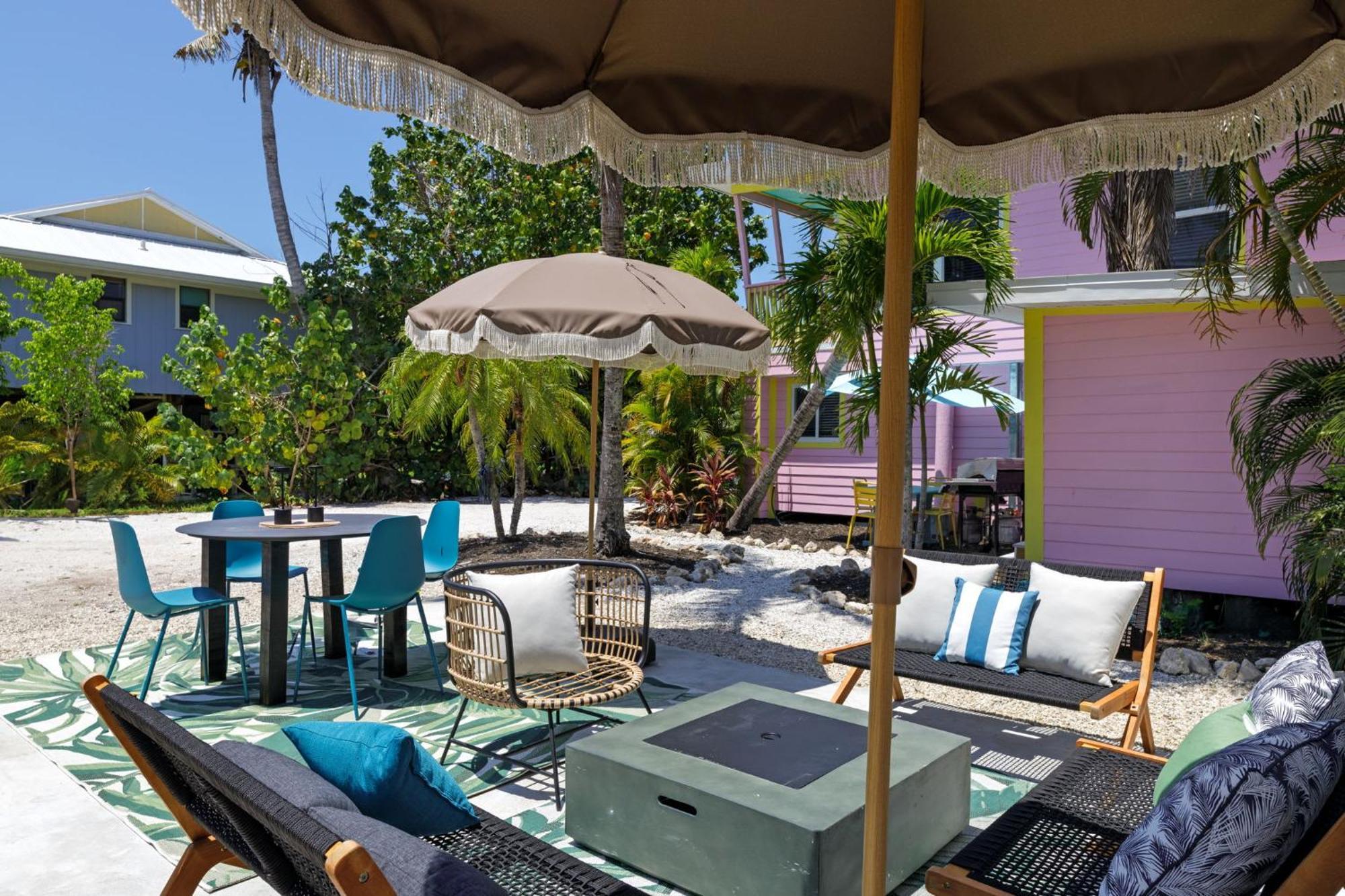 Charming Suite With Balcony And Bikes At Historic Sandpiper Inn 새니벨 외부 사진